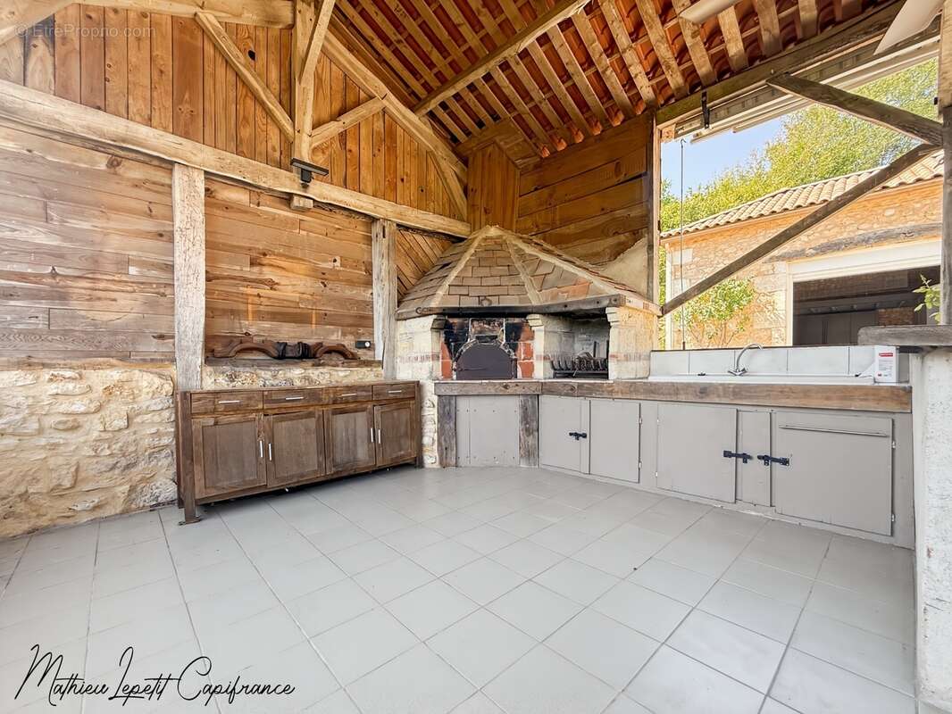 Aux portes de Périgueux – Authentique longère en pierre du XIXᵉ siècle 210 M²- T7 – DPE B – Terrain clos de 1,14 hectare-dépenda - photo 8