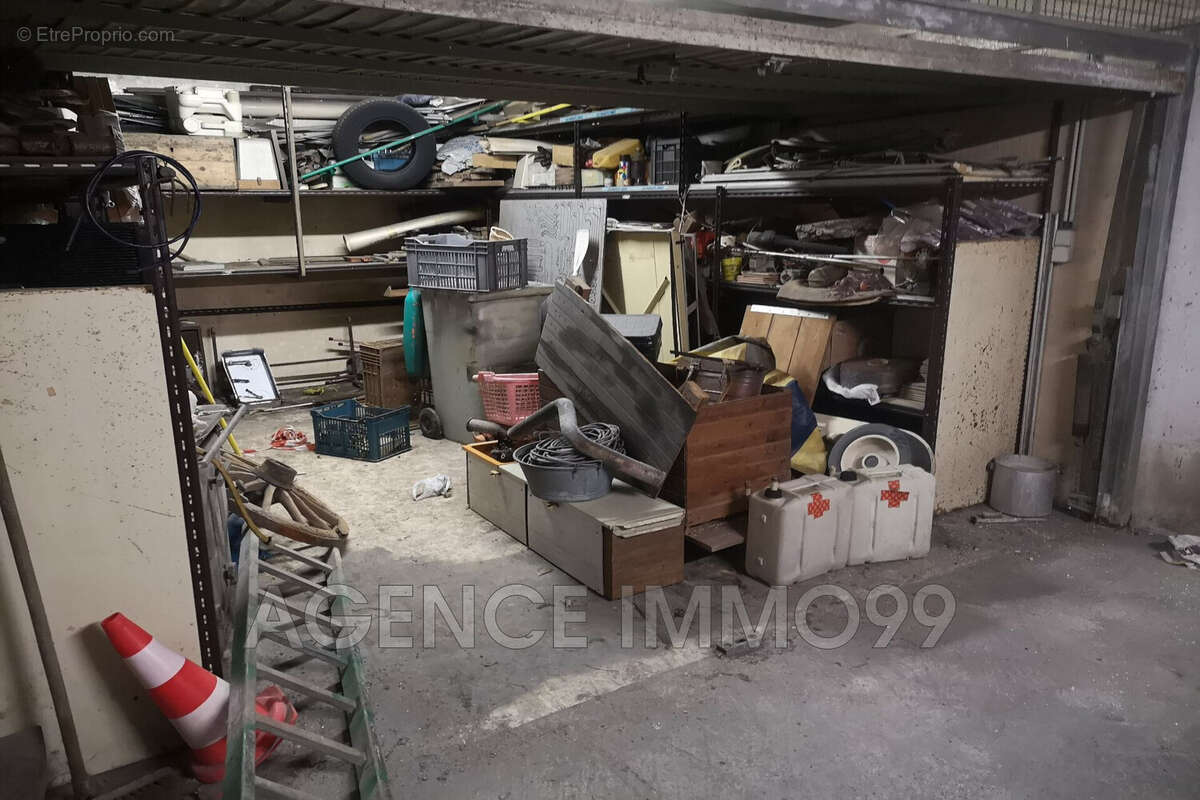 Parking à VALLAURIS