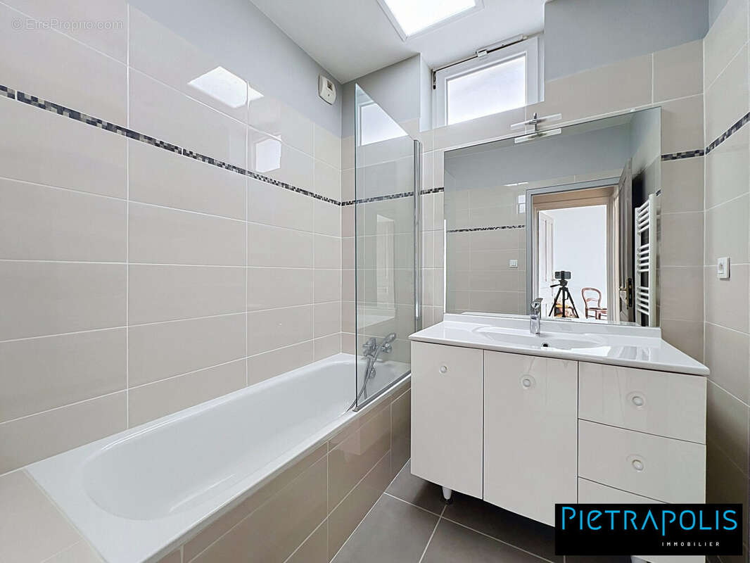 Maison 137 m² à Charbonnieres-Les-Bains  - photo 8