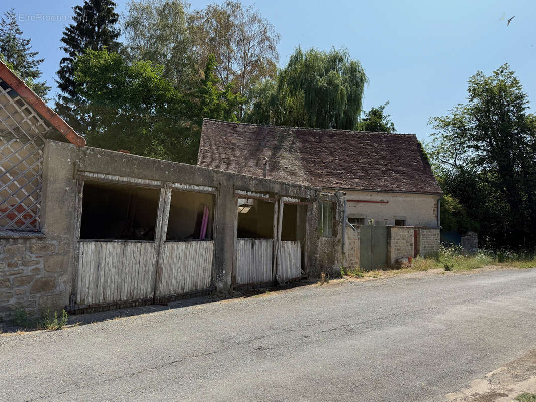 Auv 1227 : Maison de bourg à rénover, jardin, garages et grange - photo 22