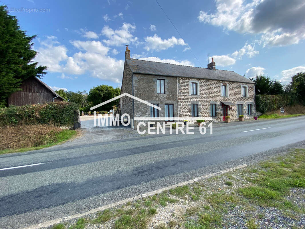 Maison à LASSAY-LES-CHATEAUX