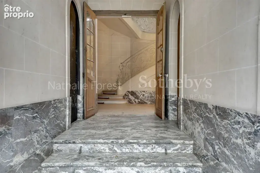 Limite Mouvaux , rare Hôtel particulier à rénover cadastré sur 2337  m2 de terrain . - photo 2