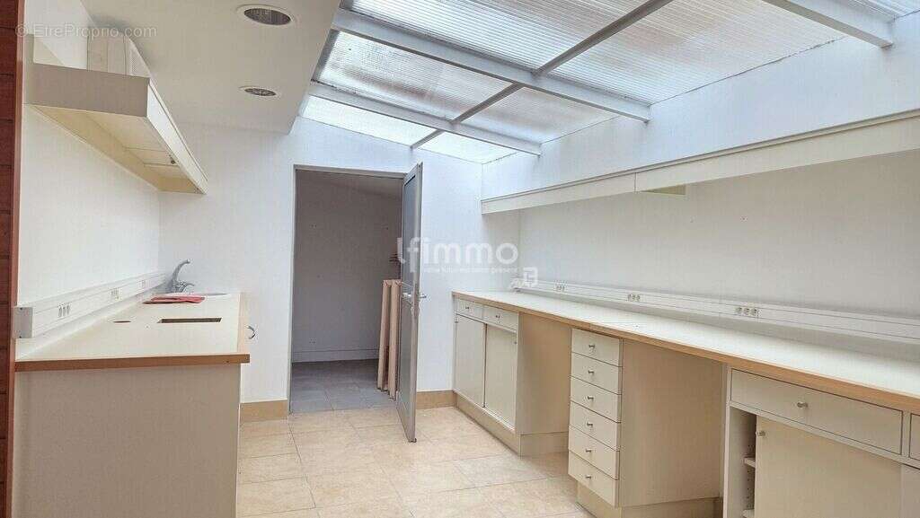 Local commercial libre d'occupation - photo 3