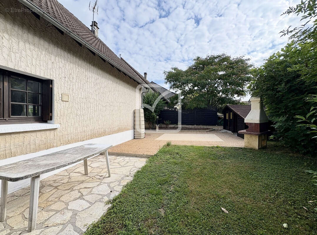 Maison à SAINT-PANTALEON-DE-LARCHE