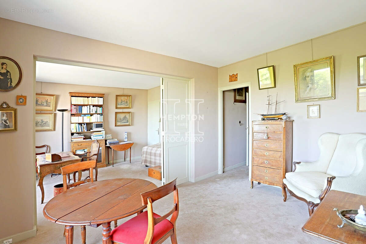 Appartement à PARIS-16E