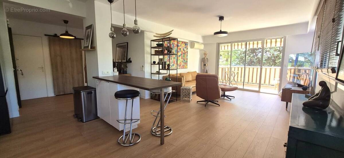 Appartement à SAINT-LAURENT-DU-VAR