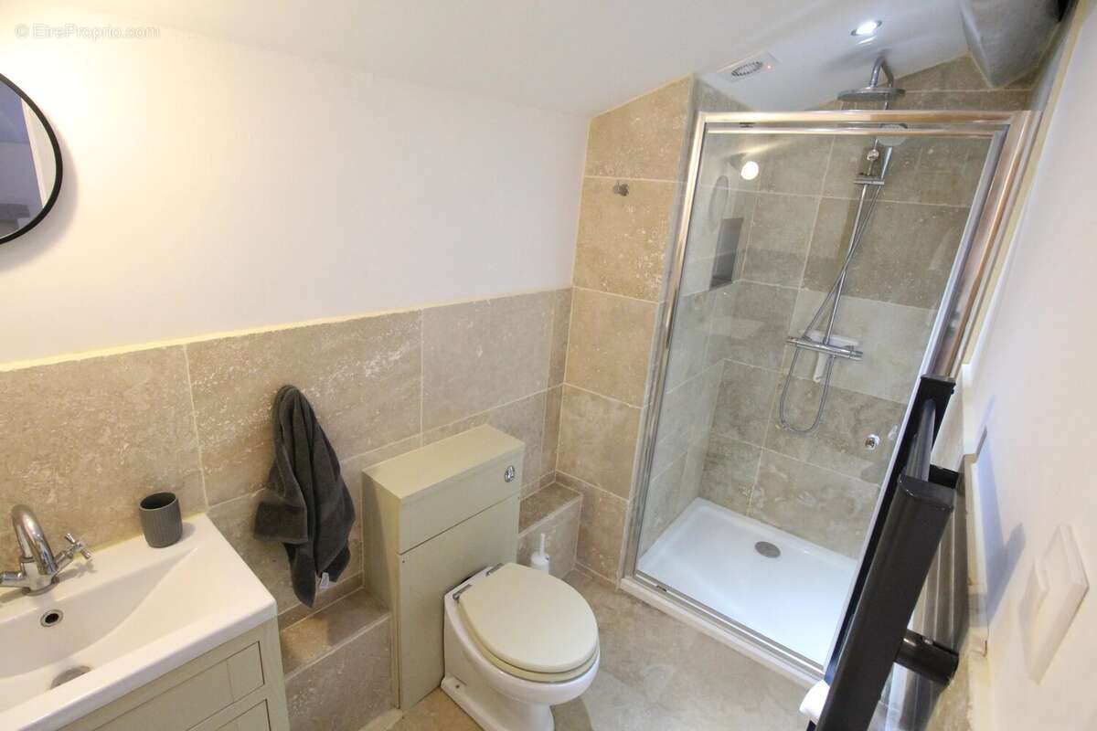 Charmante propriété de caractère comprenant trois chambres, une grange et une piscine chauffée - photo 11