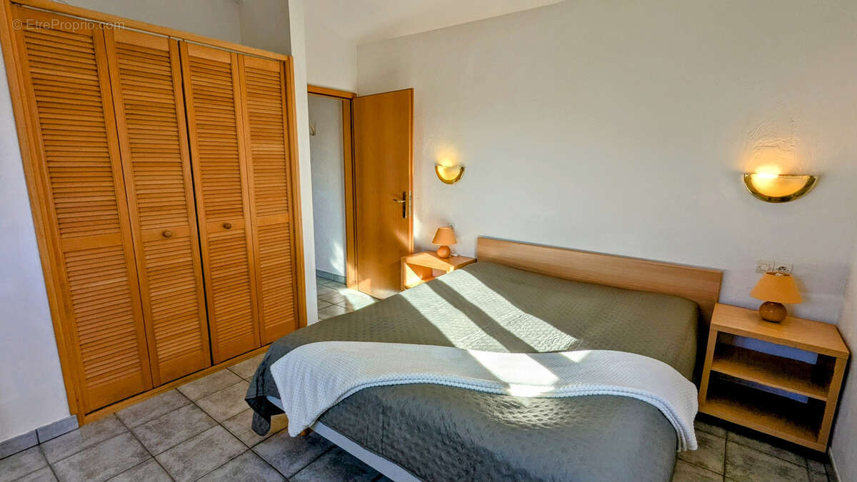À Tourrettes-sur-Loup   Maison composée de 3 appartements + studio, piscine et vaste sous-sol - photo 23
