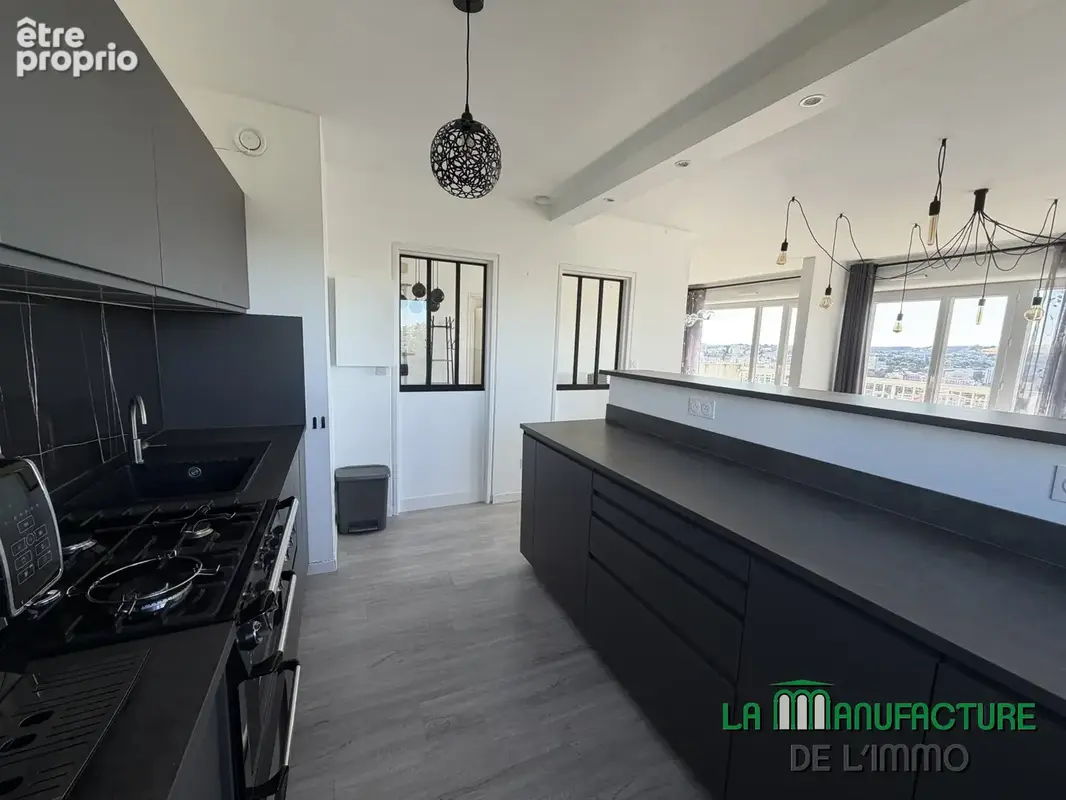 Appartement F4 - 85,37M2 - Balcon - Cave - Parking - Saint-Etienne/ Portail Rouge - photo 3