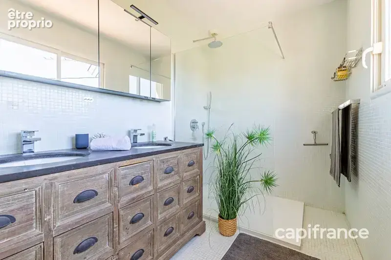 Maison à vendre à CEYRESTE (13), village à pied, vue mer, 3 chambres, terrasse, jardin, carport, atelier - photo 9