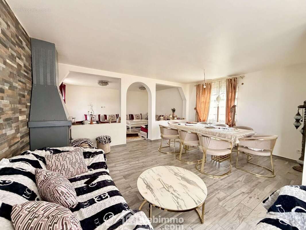 Le salon s?ouvre harmonieusement sur la pièce de vie, créant un bel espace convivial et lumineux - Maison à VERSIGNY