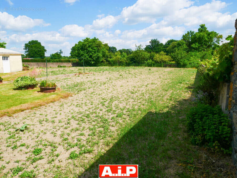 Maison à MONCOUTANT