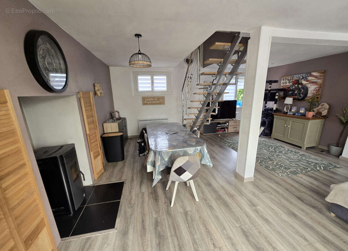 Maison à FEUQUIERES-EN-VIMEU