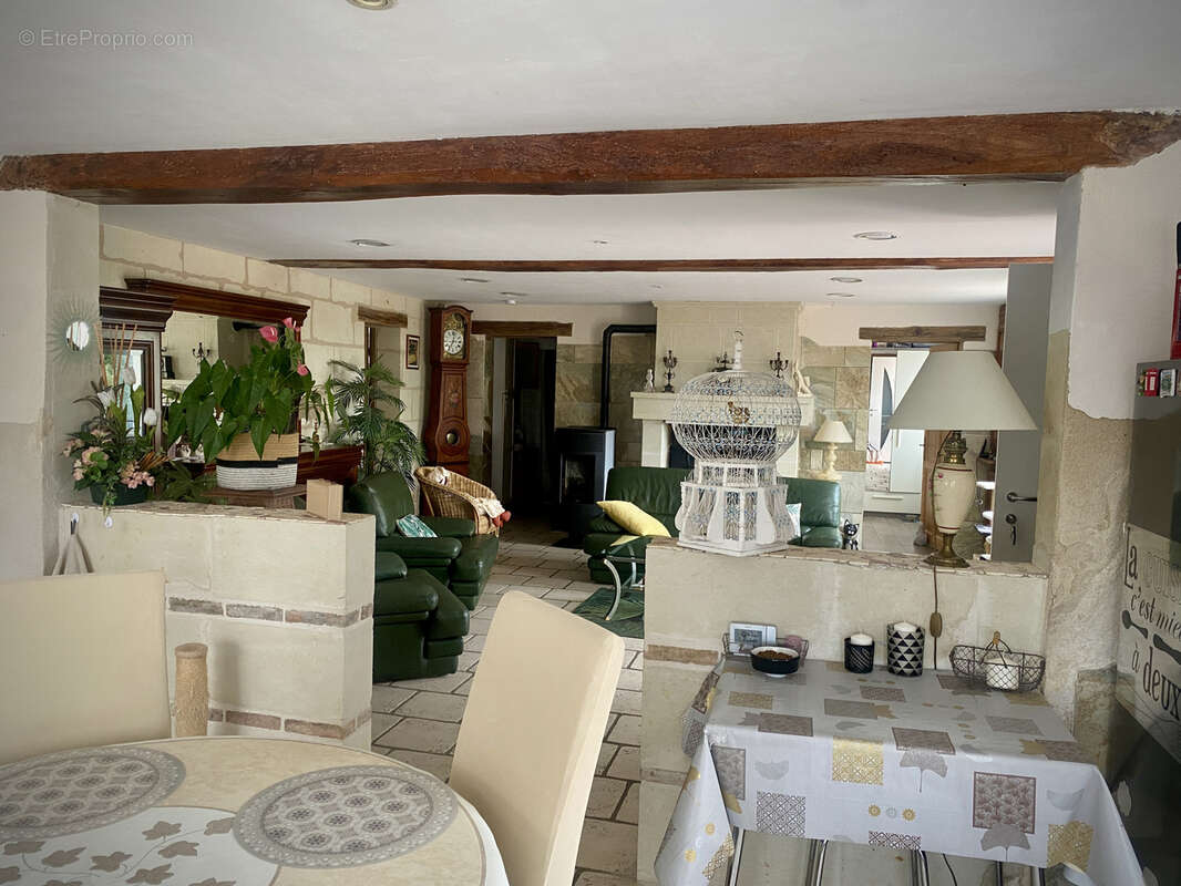 Ensemble immobilier en tuffeau avec dépendances sur un terrain de 3401m2. Idéale projet familiale, gîtes, acti - photo 11