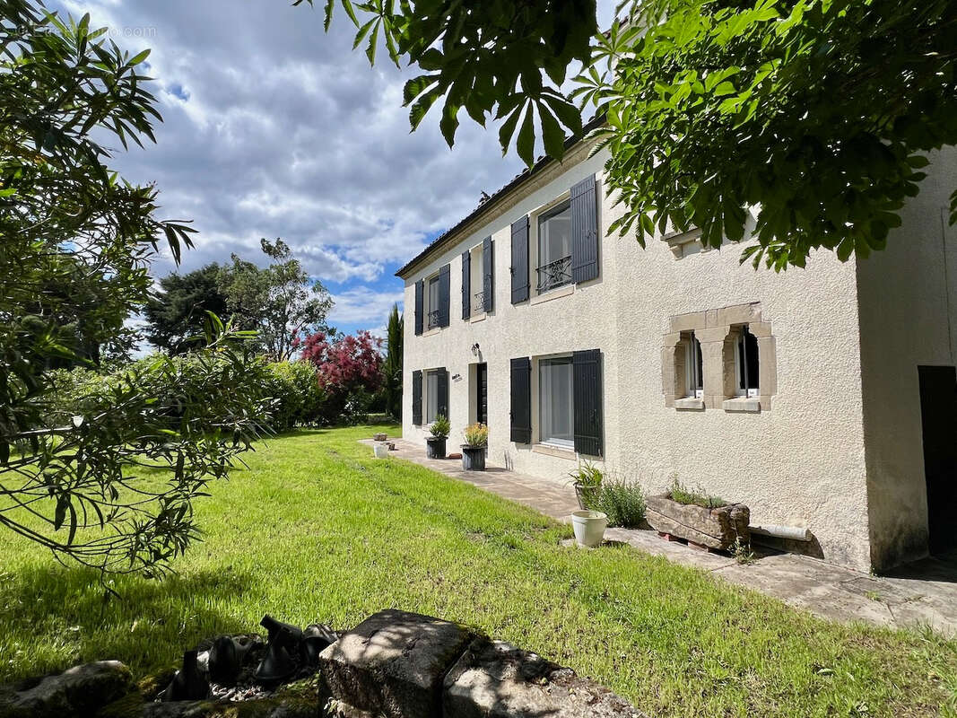 Villeneuve-sur-lot, propriété de caractère avec parc de plus de 5 600 m² et piscine !  rare en centre-ville, cette magnifique pr - photo 14