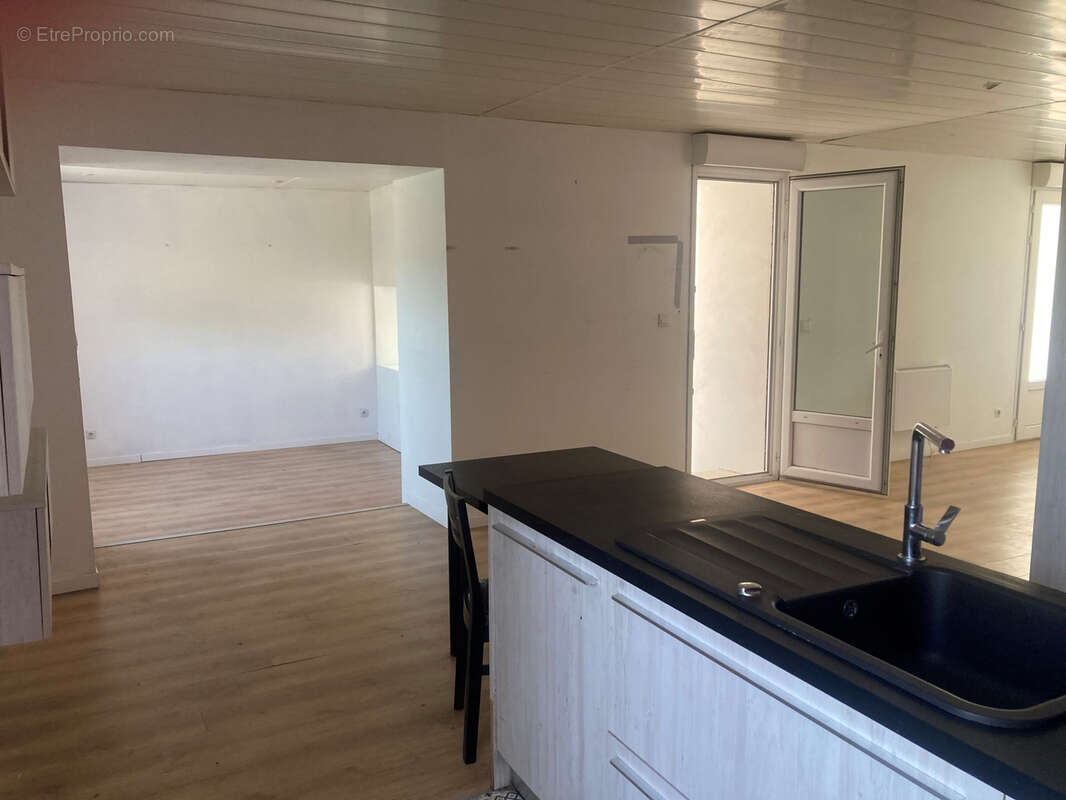 Axe Carcassonne Limoux, dans village, maison avec jardin, 4 chambres,  garage, et piscine intérieure. - photo 12