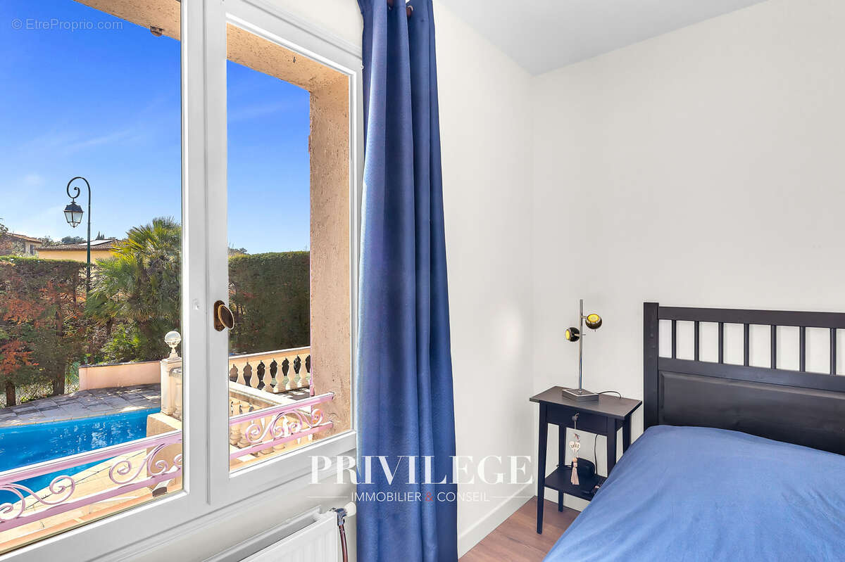 Maison à LA ROQUETTE-SUR-SIAGNE