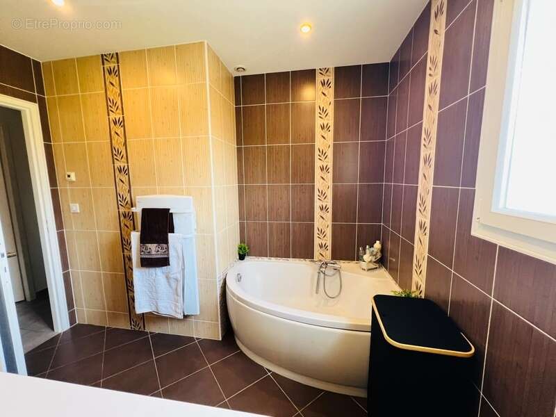 maison 2010 Plain pied - 4 chambres -garage et grand jardin - photo 10