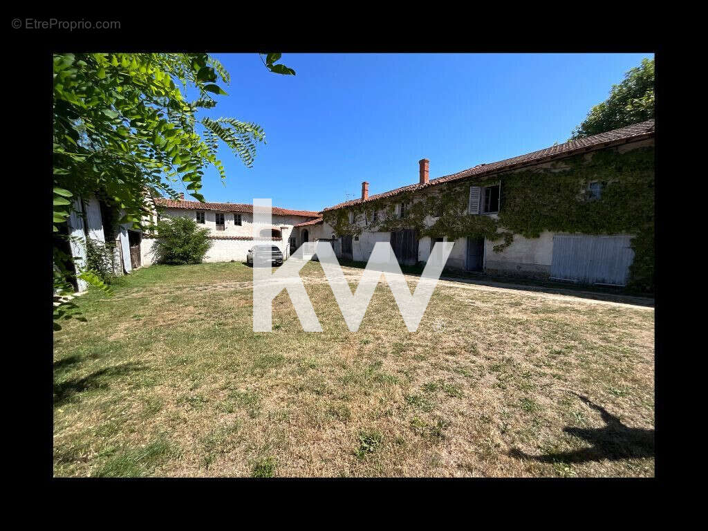 Maison 576 m² à Chambeon  - photo 8