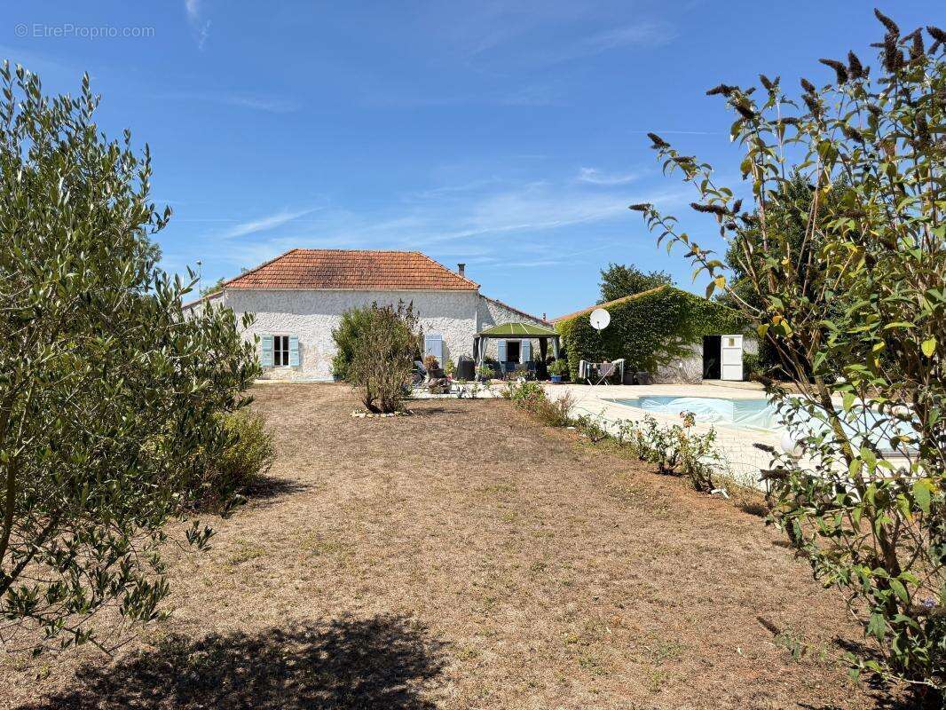 SAINT LAURENT DE LA PREE - Maison de charme en centre bourg - photo 17