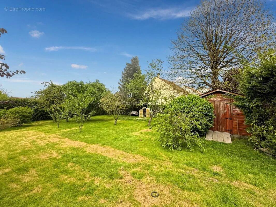 Terrain à MONTEVRAIN