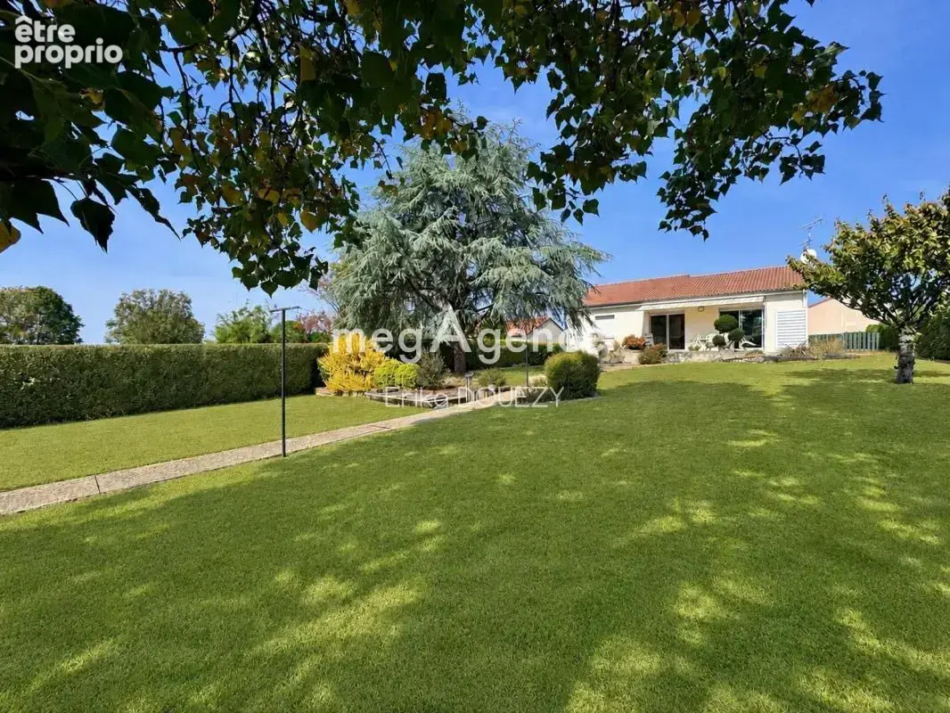 Maison à YZERNAY