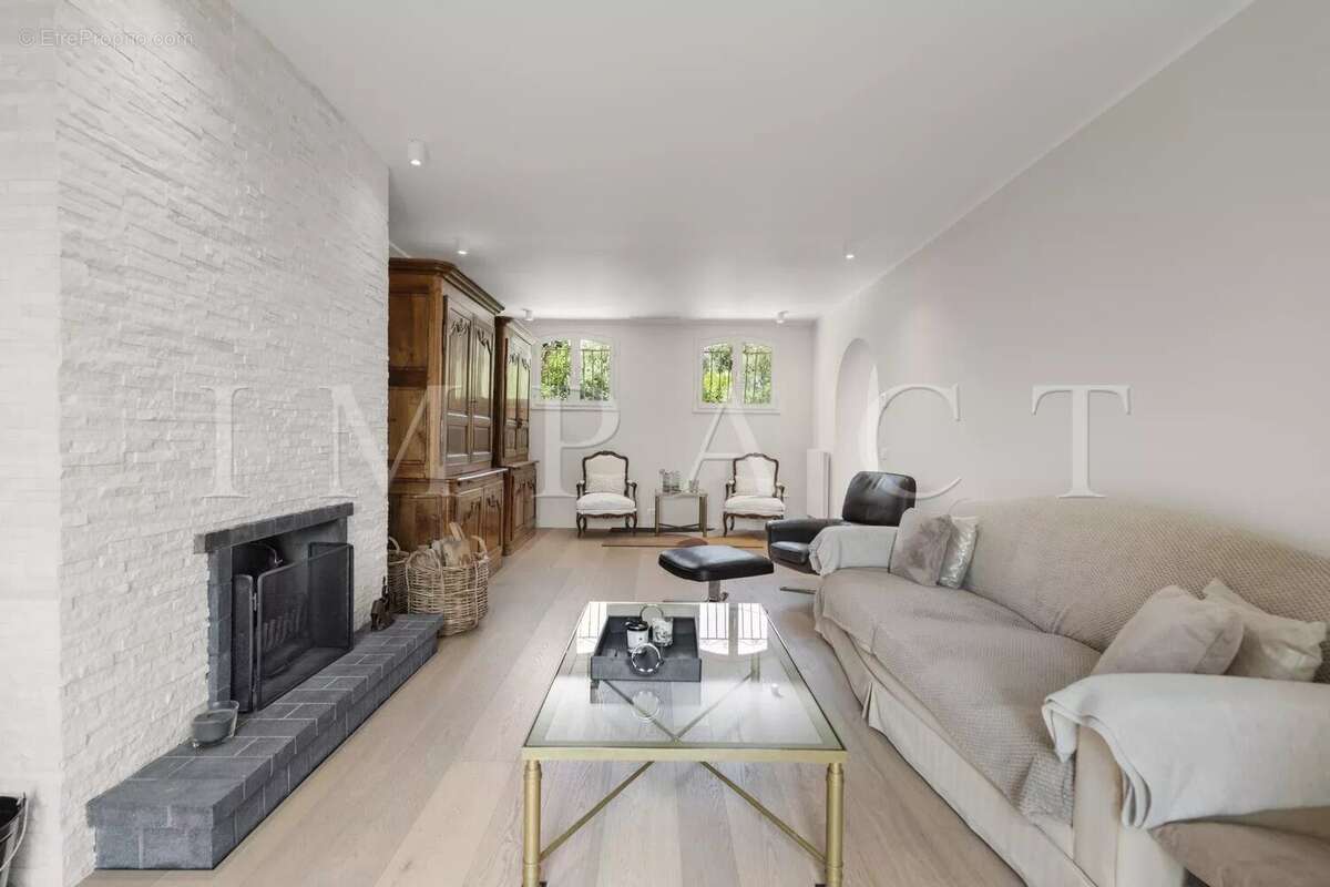 Maison à LA ROQUETTE-SUR-SIAGNE