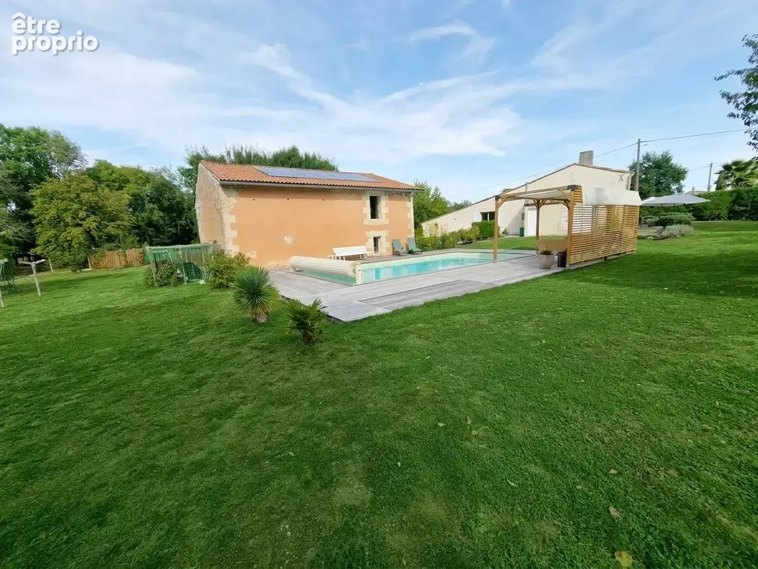 Belle rénovation pour cette maison en pierre avec psicine et dépendances sur terrain de 9343m2 - photo 7