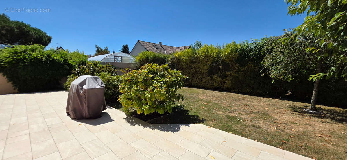 MAUREPAS VILLAGE Maison  7 pièce(s) 175 m2 - photo 12