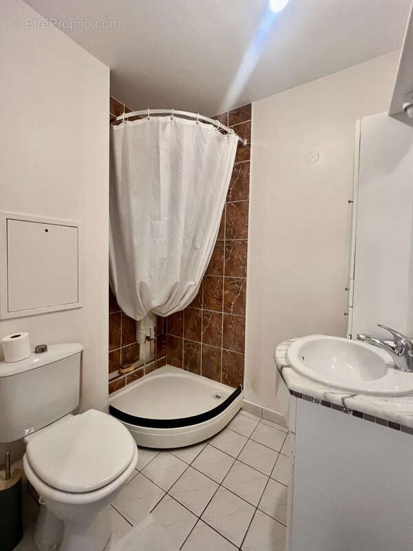 salle d'eau et son toilette - Maison à MENUCOURT