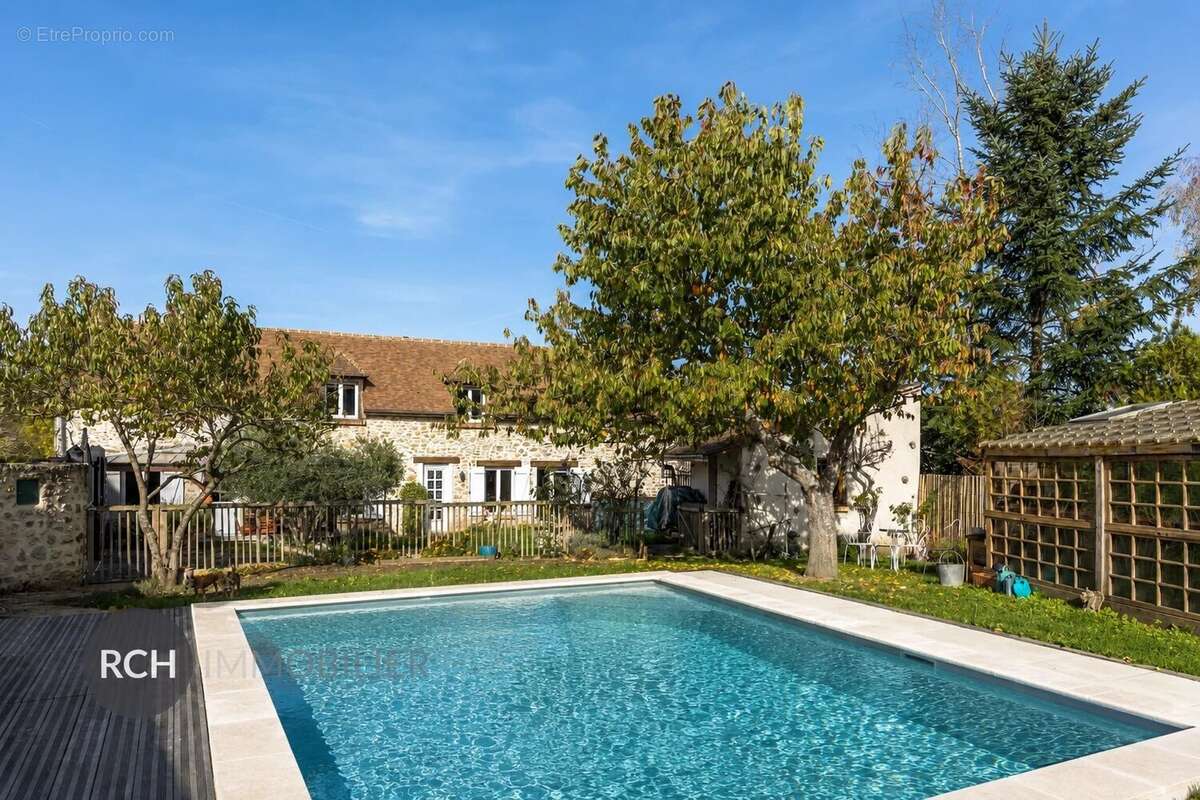 Exclusivité - Belle maison en pierre avec piscine dans un environnement calme - photo 2