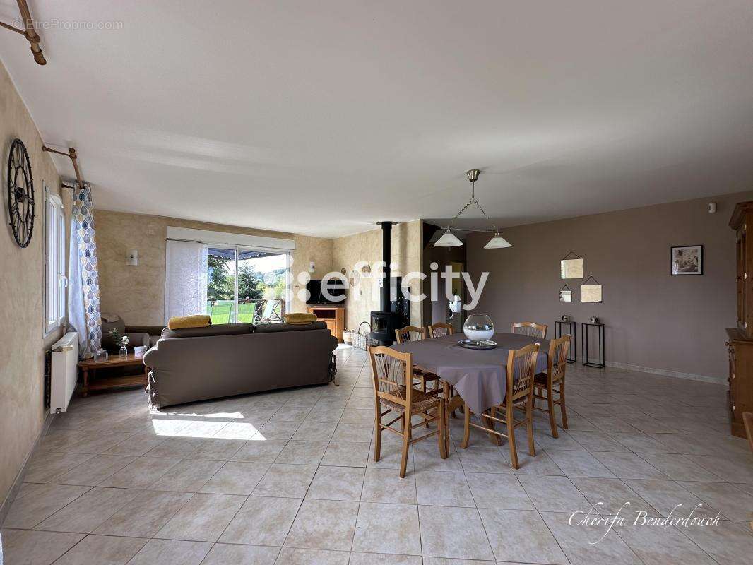 Maison à SAINT-SEURIN-DE-PRATS