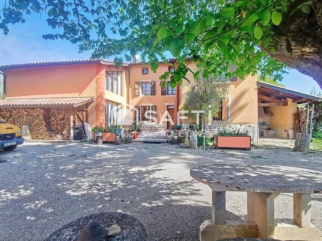 Maison 240 m² à Revel-Tourdan  - photo 1