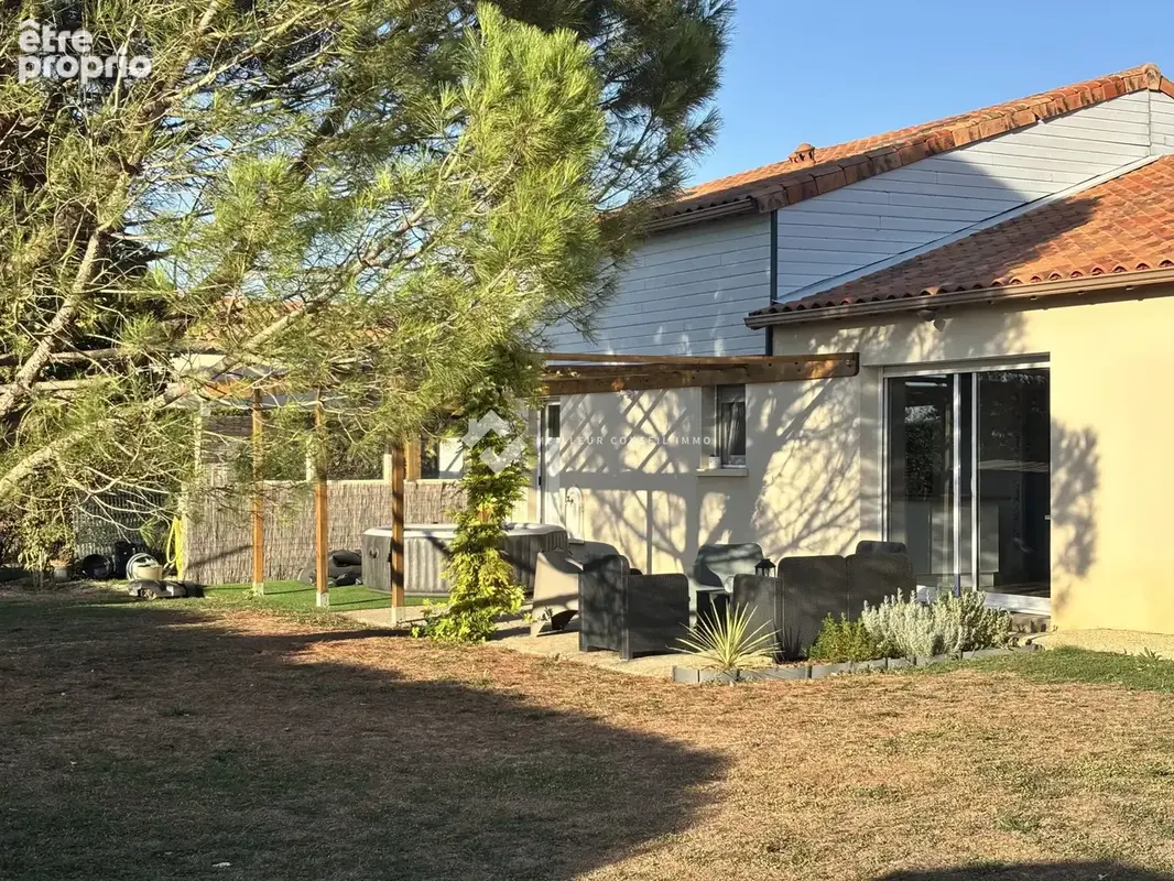 Maison 9 pièces 159 m² à vendre à Neuville-De-Poitou (86170) - photo 2
