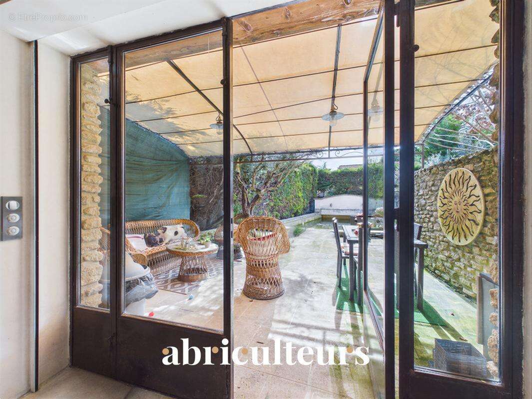 Maison de ville en pierre de 100 m² avec jardin et piscine en vente à Cavaillon (84300) - photo 2