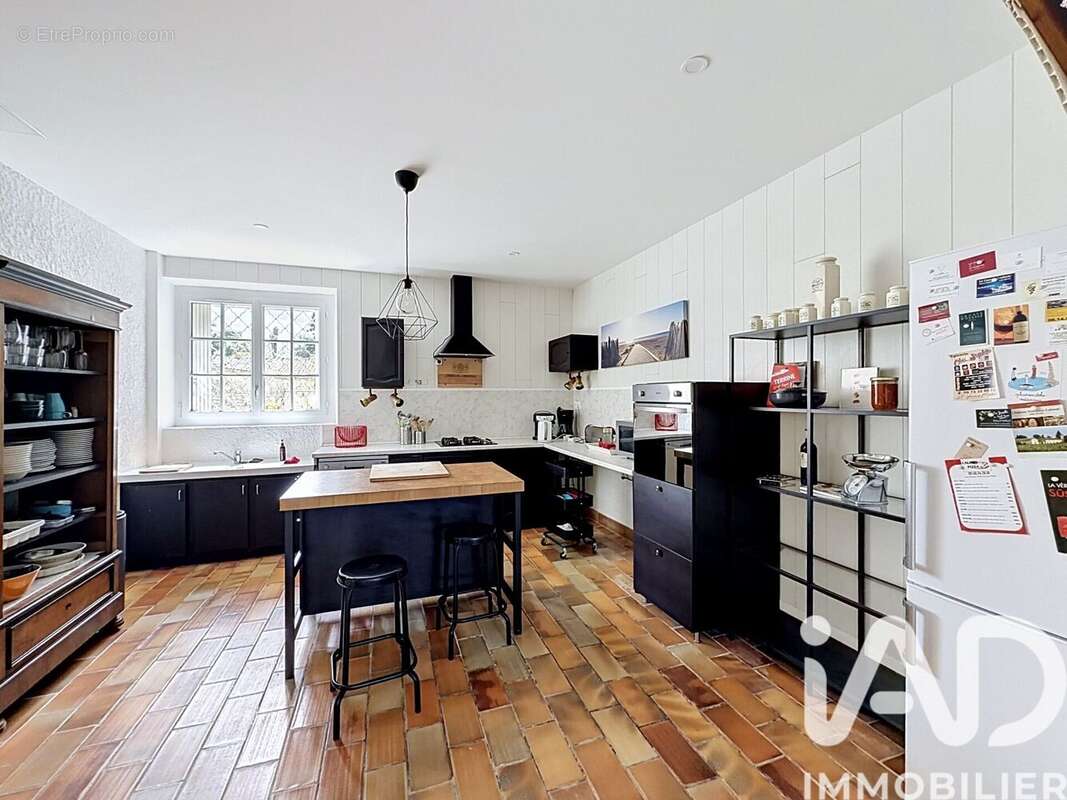 Maison 230 m² à Saint-Seurin-De-Cadourne  - photo 8