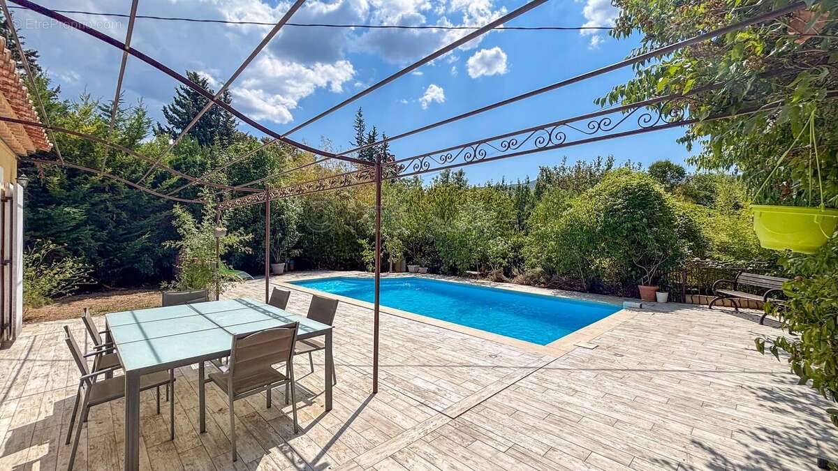 Maison individuelle T5 de 155m² - plain pied - piscine - 83640 Saint Zacharie n°4