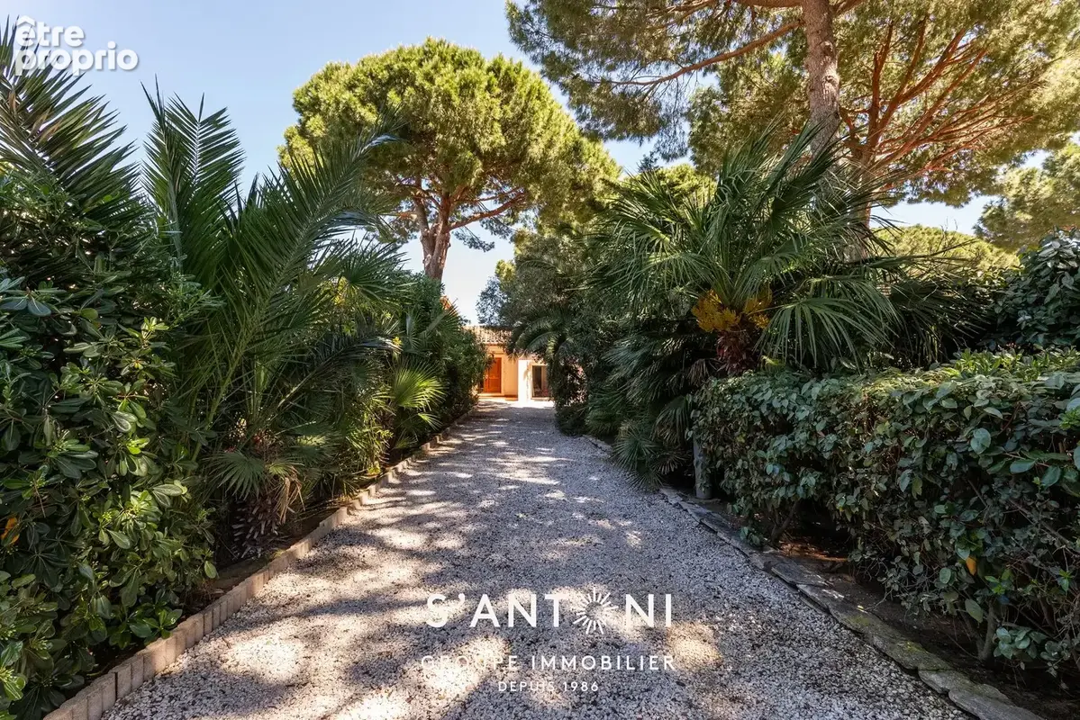 Grau d'Agde propriété d'exception de 203 m² nichée dans un écrin de verdure sur un terrain de 1083 m² m² - photo 12