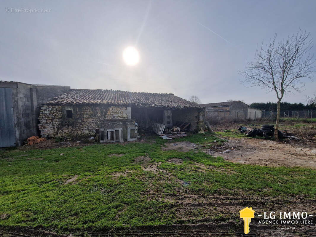 Parking à MIRAMBEAU