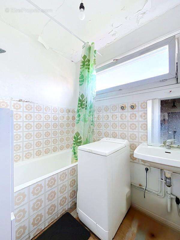 Appartement_T3_Annemasse_belle_superficie_prox_frontière_Suisse_tram_Ceva_direction_GENEVE_Frontaliers_Salon_séjour_dégagement_Chambre_salle_de_bain_grand-balcon_ - Appartement à ANNEMASSE