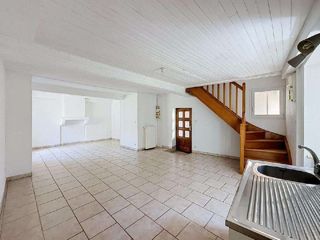 Maison 67 m² à Aze  - photo 2