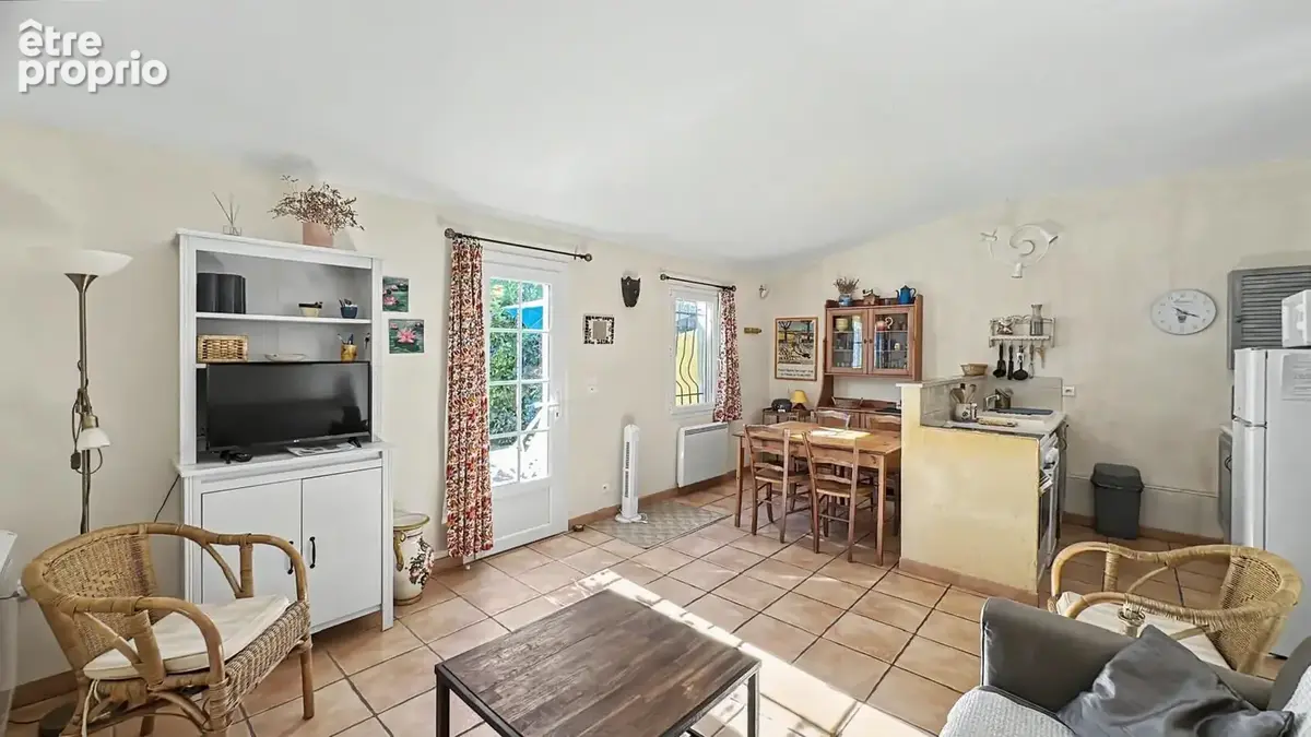 Mas en campagne d'Arles avec habitation familiale, deux gîtes, piscine, dépendances et grand jardin arboré - photo 8