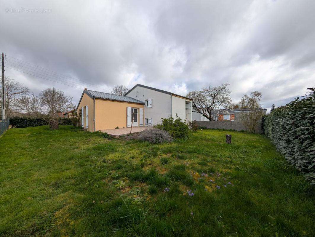 Maison à BELLENAVES