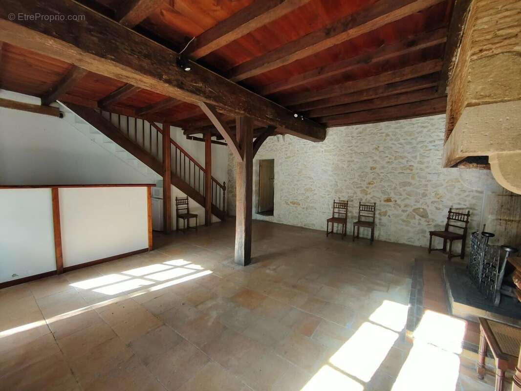 Maison à SAINT-MORILLON