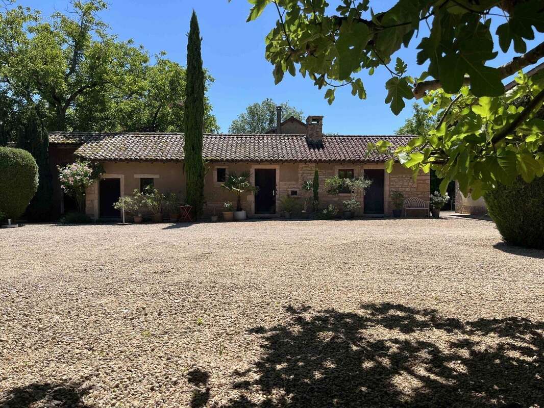 Maison 300 m² à La Genete  - photo 2