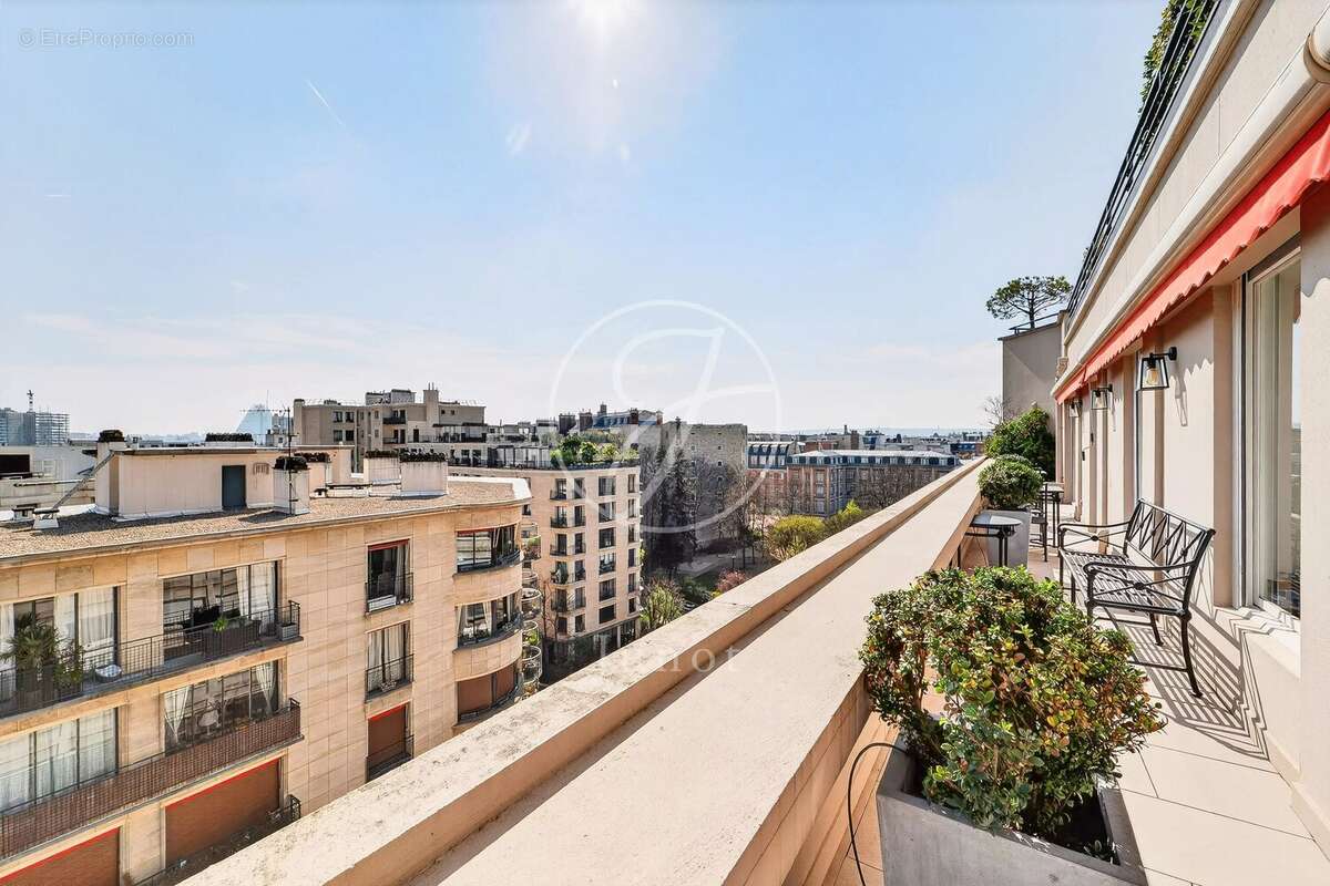Appartement à PARIS-16E