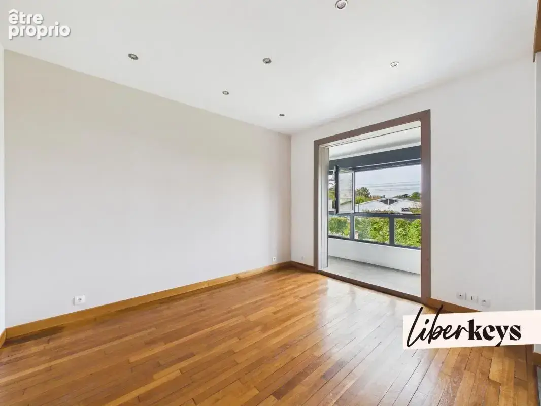 Magnifique maison de ville entièrement rénovée – 137 m² – 3 chambres – terrasses – garage - rer a pied - photo 8