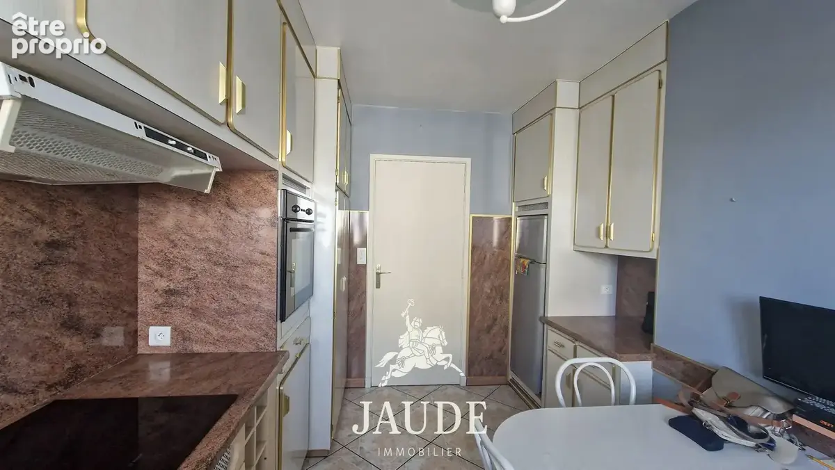 Issoire spacieux appartement t4 de 101 m2 à rafraîchir avec balcon,cave et vue sur l’abbatiale - photo 2