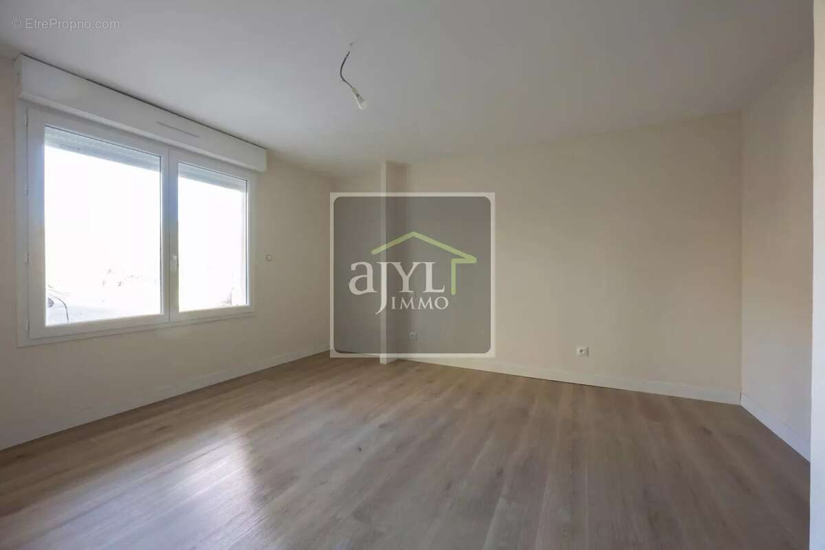 Appartement à LE PUY-SAINTE-REPARADE