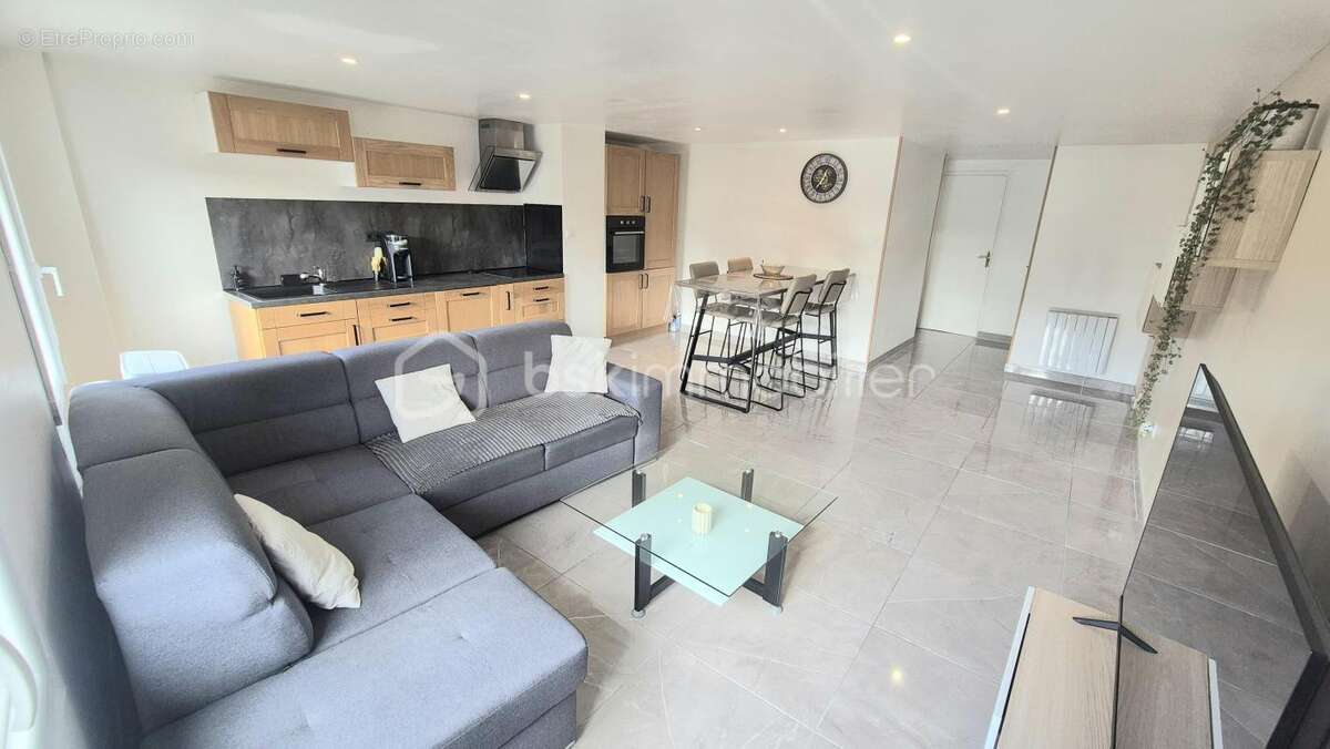 Appartement à SOLLIES-PONT